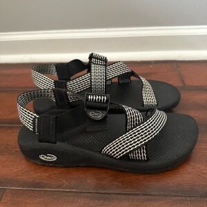 Chacos size 10 in women’s. Black and white pattern. Wide strap.